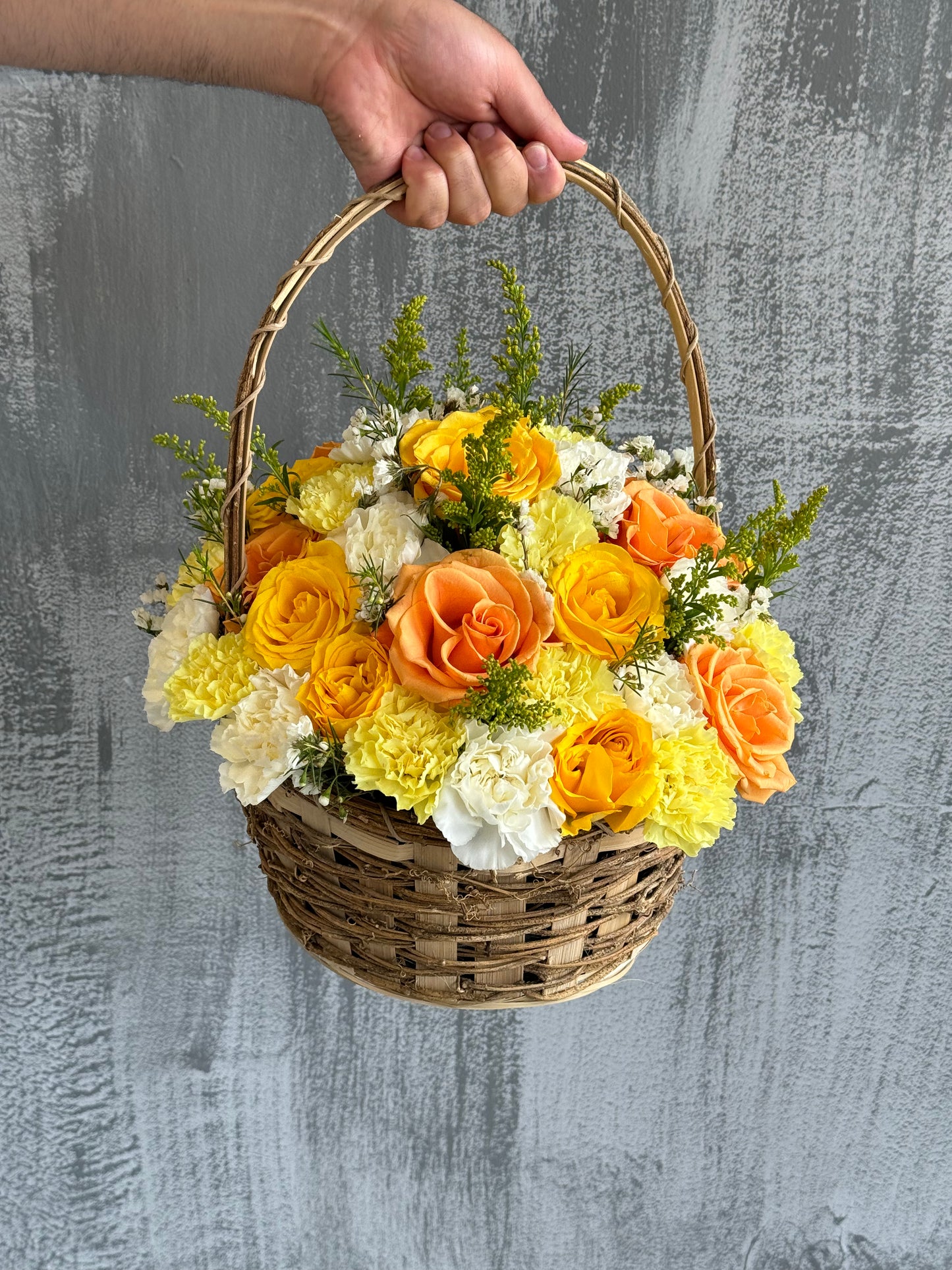 Elegancia soleada: rosas amarillas en una cesta