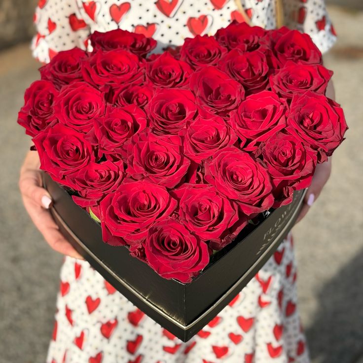 31 ROSES IN HEART SHAPED BOX