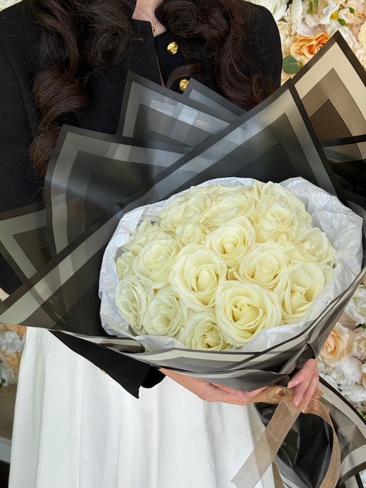 Elegancia atemporal: rosas blancas clásicas 