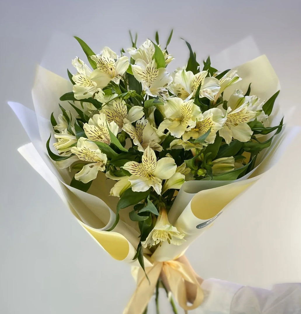 Heavenly Petals: Alstroemeria Bouquet Ensemble