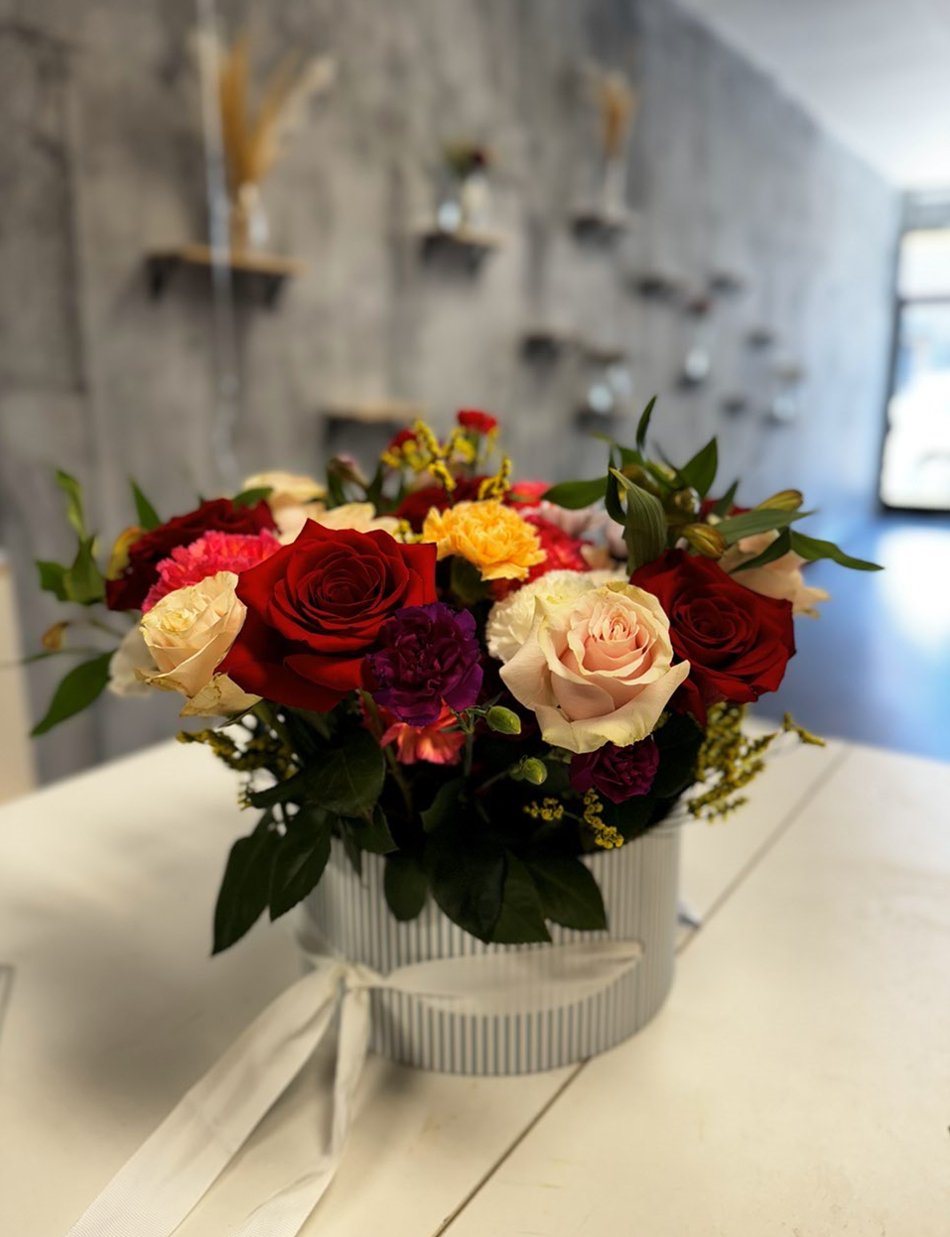 Garden Box: Roses and Carnation - GOOL: FLOWER SHOP